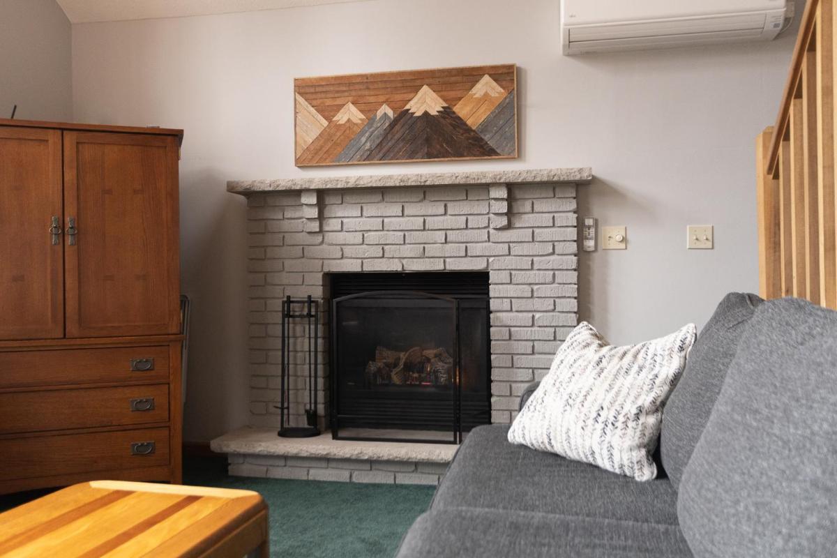 Lake Ariel Family Chalet - Housity