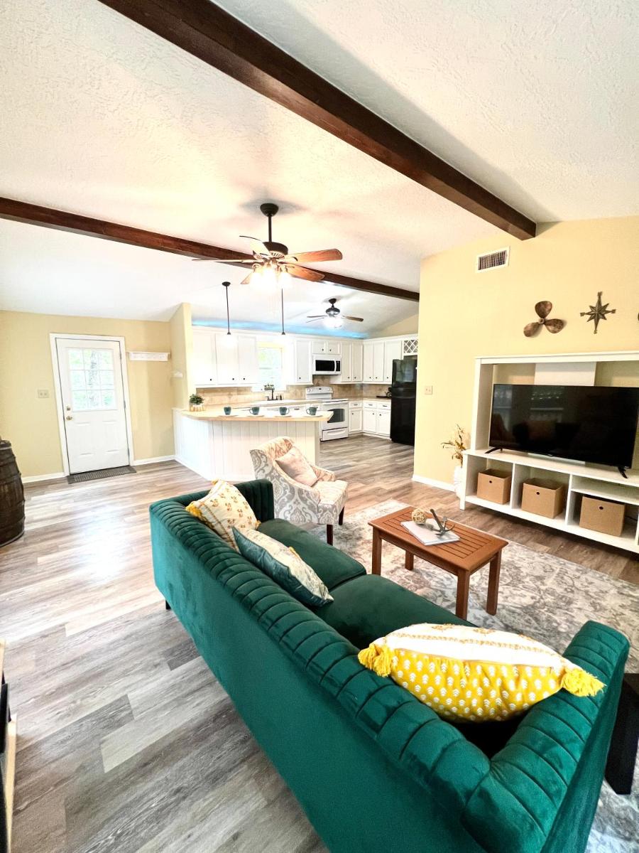 Suitetrails - 2 BDRM Treehouse Hideout- Lake Conroe with Boat ramp