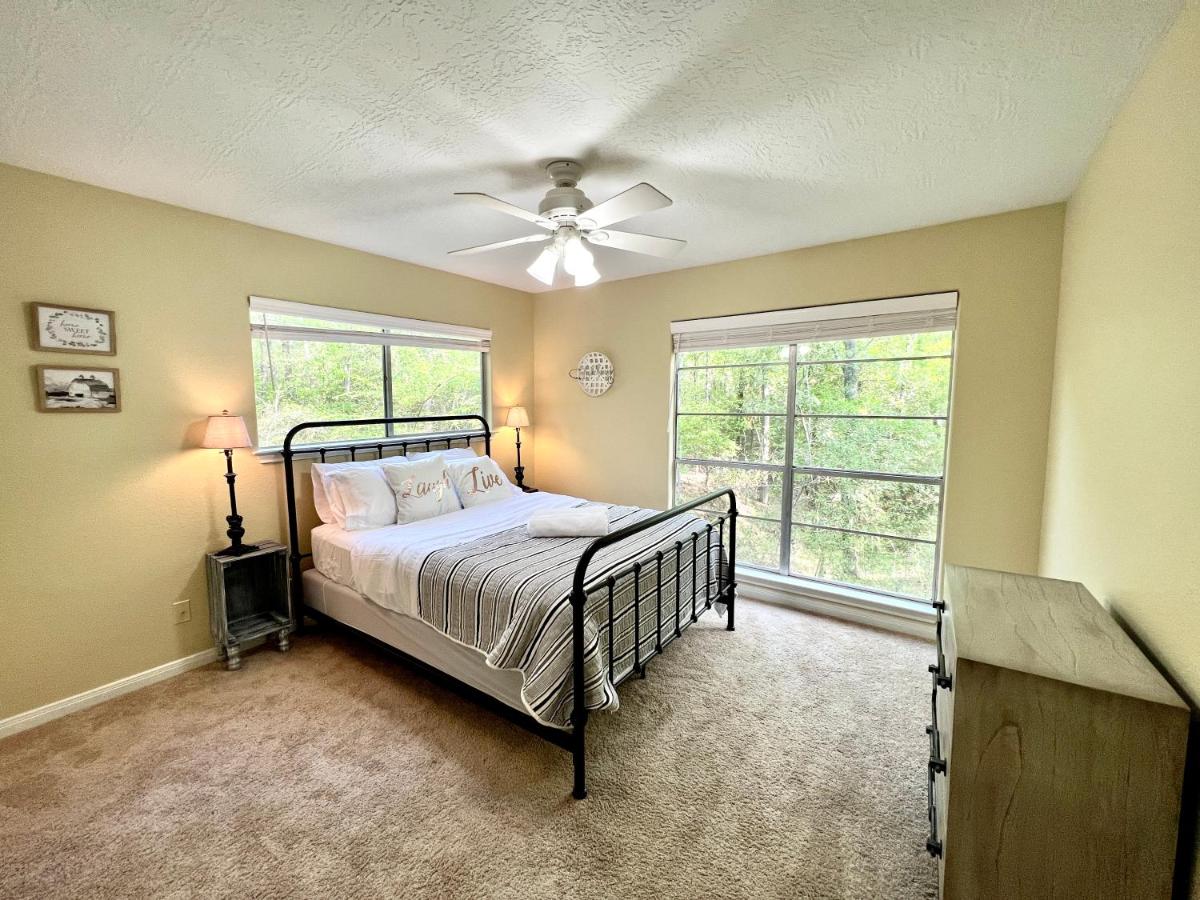 Suitetrails - 2 BDRM Treehouse Hideout- Lake Conroe with Boat ramp