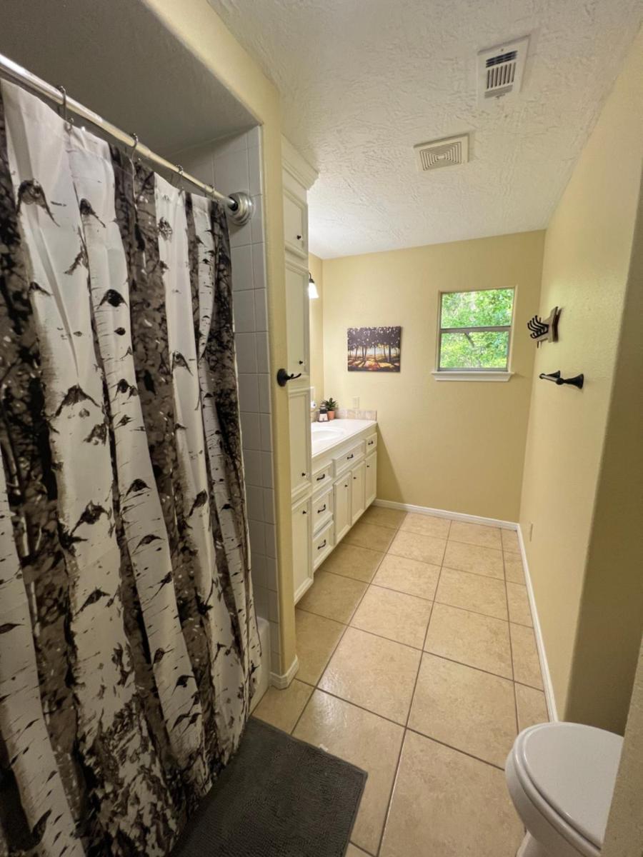 Suitetrails - 2 BDRM Treehouse Hideout- Lake Conroe with Boat ramp