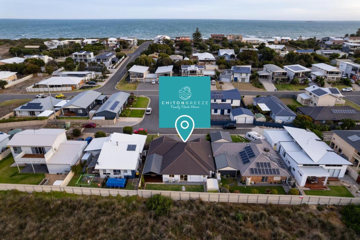 Chiton Breeze Stylish Family Beach House With Kids Retreat, 200m From Beach - Housity