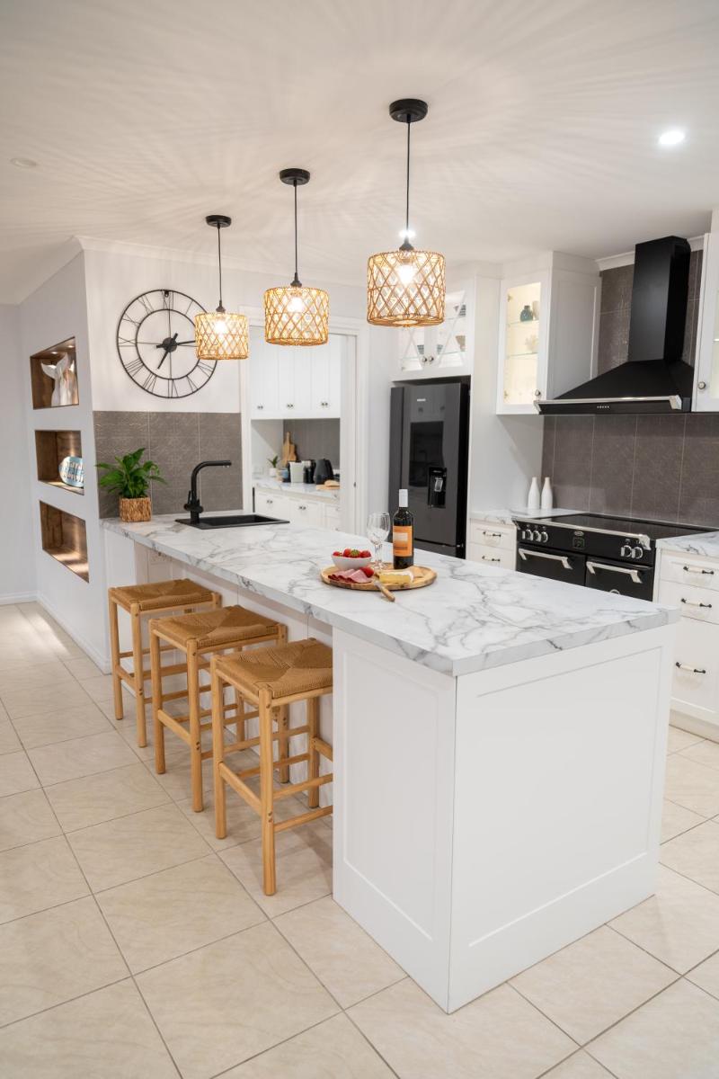 Chiton Breeze Stylish Family Beach House With Kids Retreat, 200m From Beach - Housity