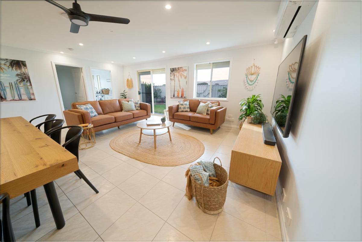 Chiton Breeze Stylish Family Beach House With Kids Retreat, 200m From Beach - Housity