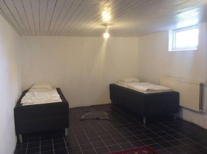 Basement apartment by popular sandy beach - Housity