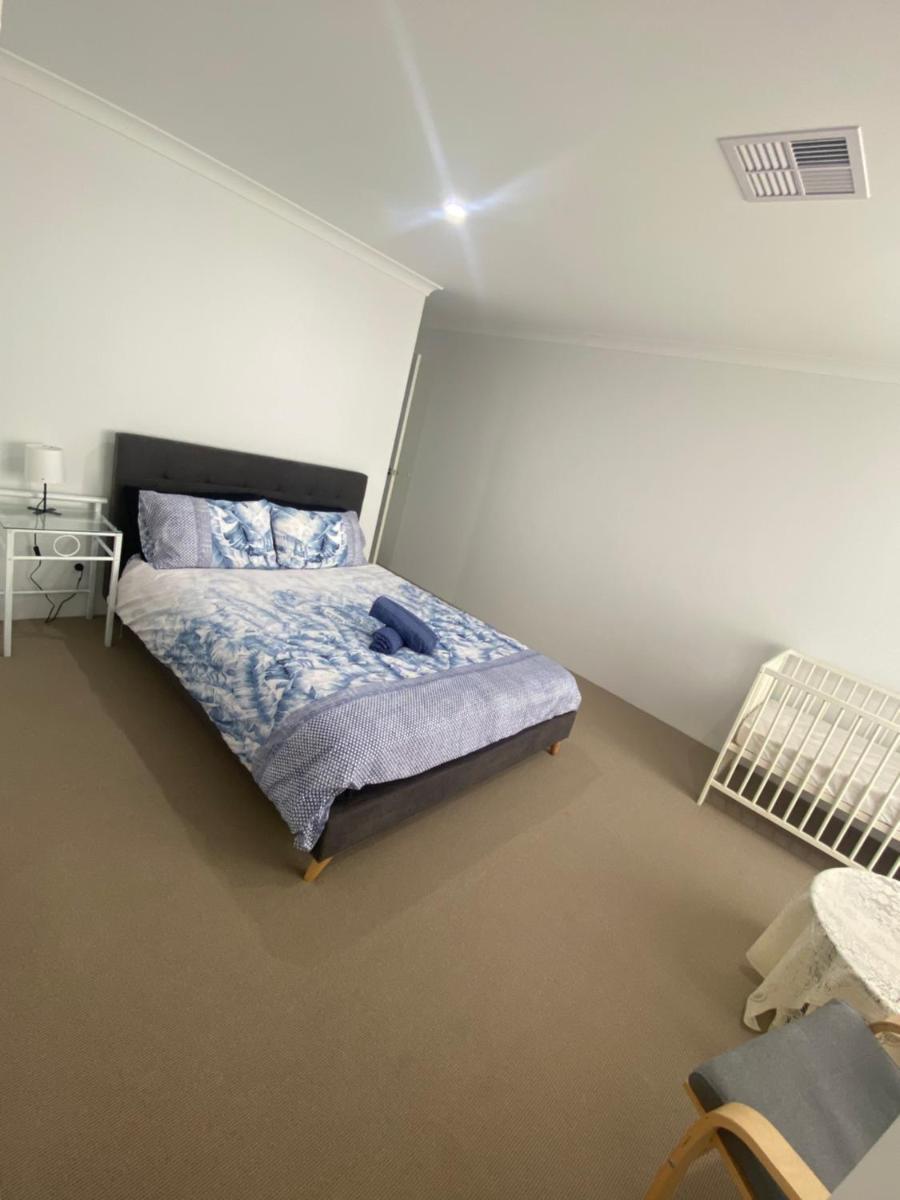 Corporate Executive Modern 5bedroom Family friendly home - Disabled Access & Disability Modified - Housity