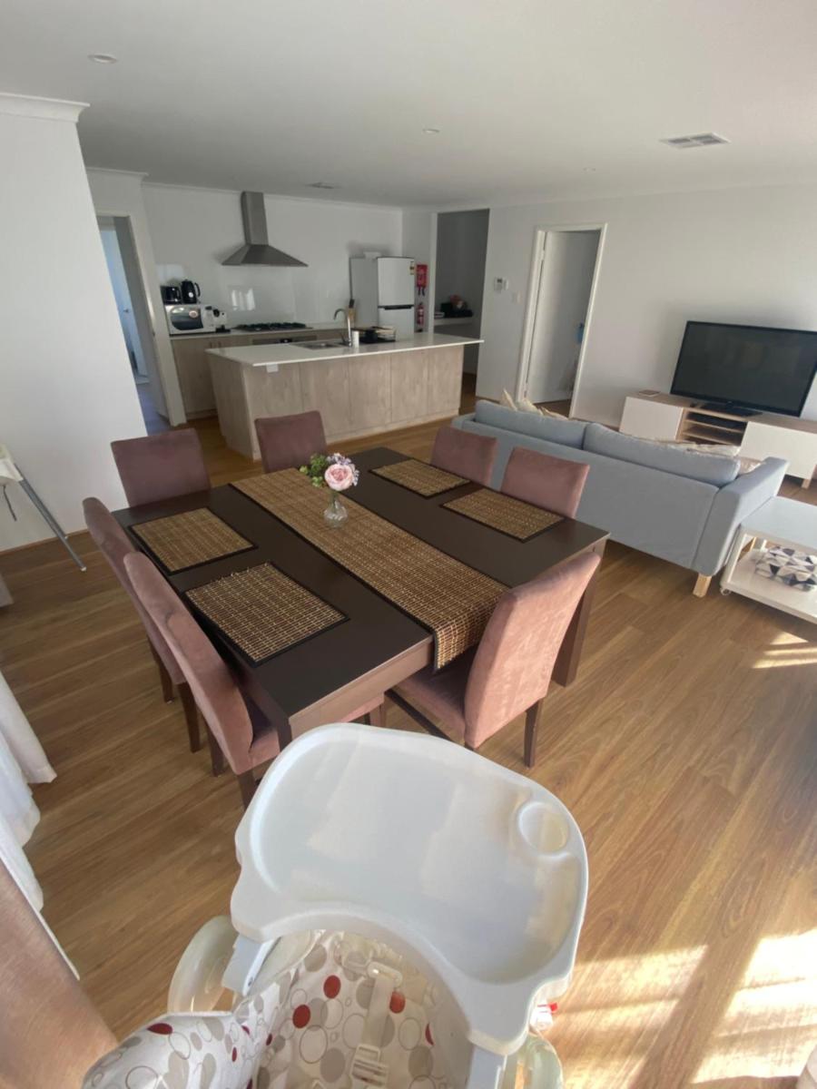 Corporate Executive Modern 5bedroom Family friendly home - Disabled Access & Disability Modified - Housity
