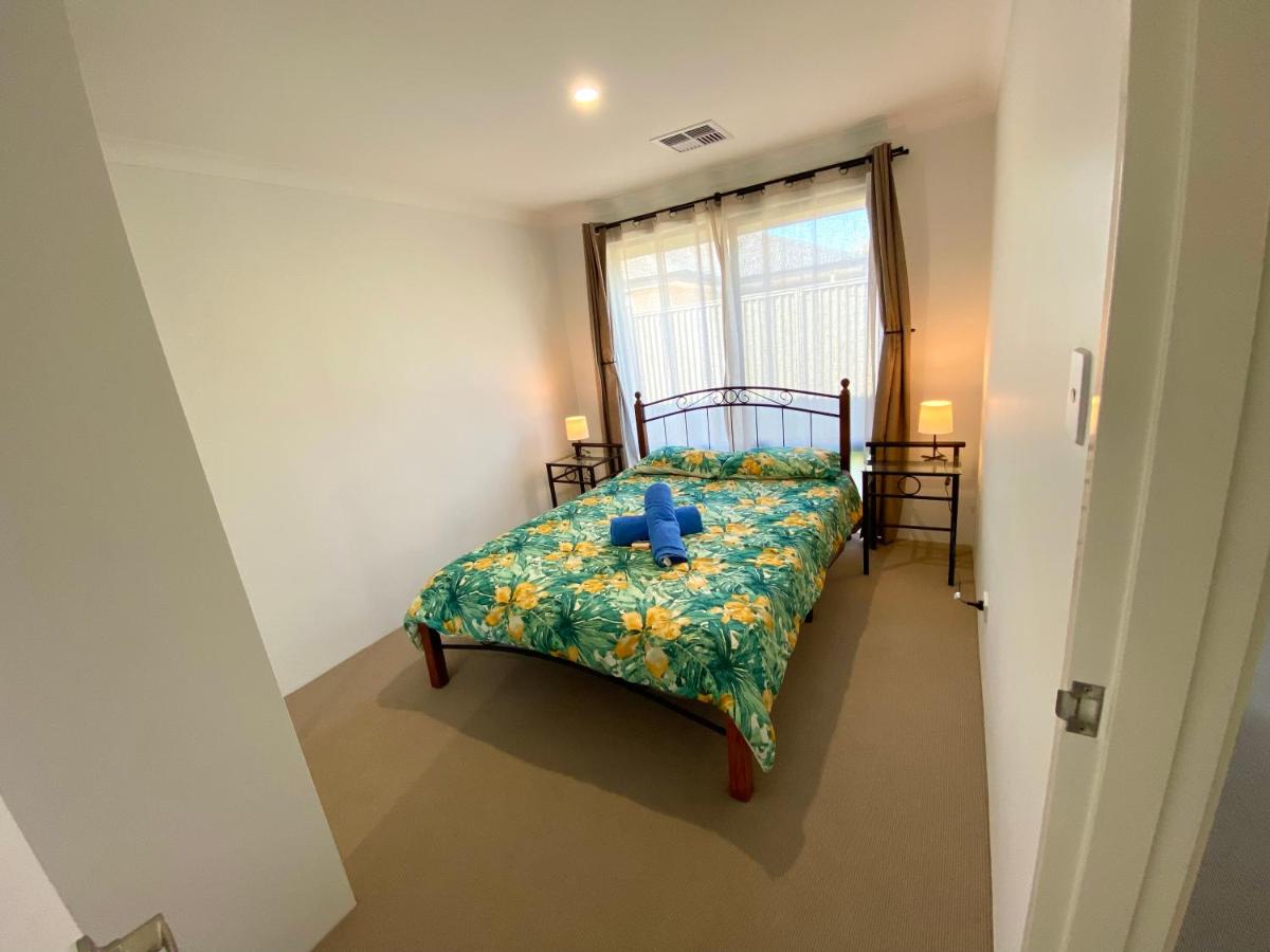 Corporate Executive Modern 5bedroom Family friendly home - Disabled Access & Disability Modified - Housity