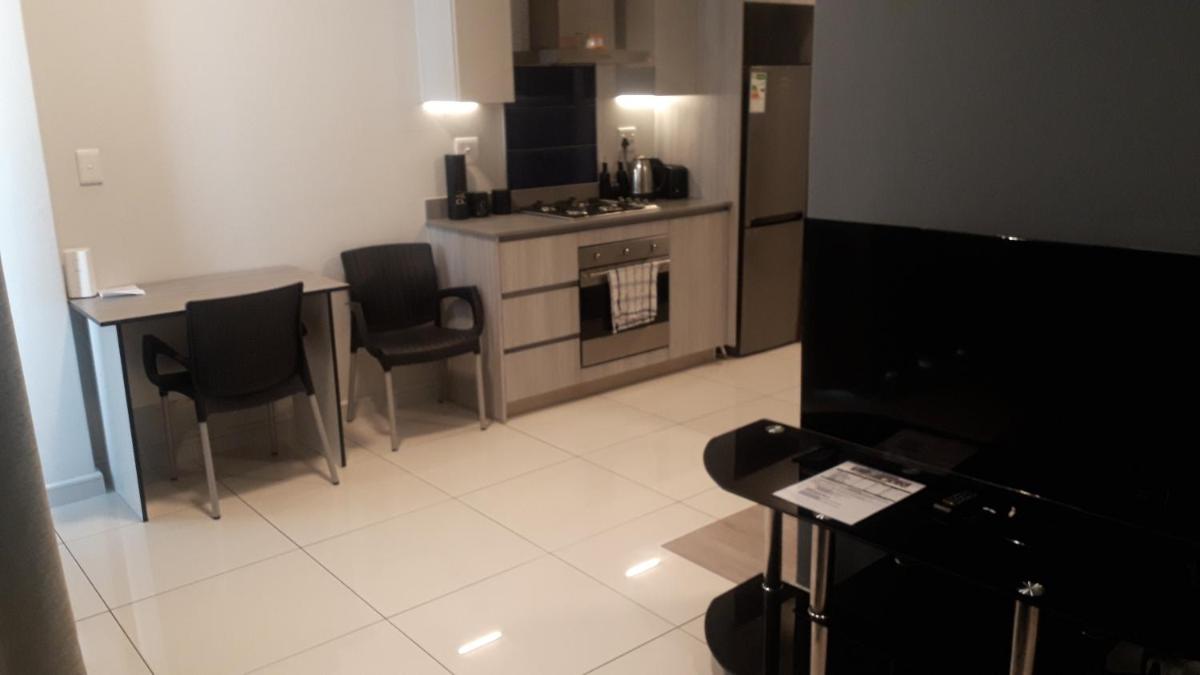 Easy Walk To The Rosebank Mall Close To All Amenities - Housity