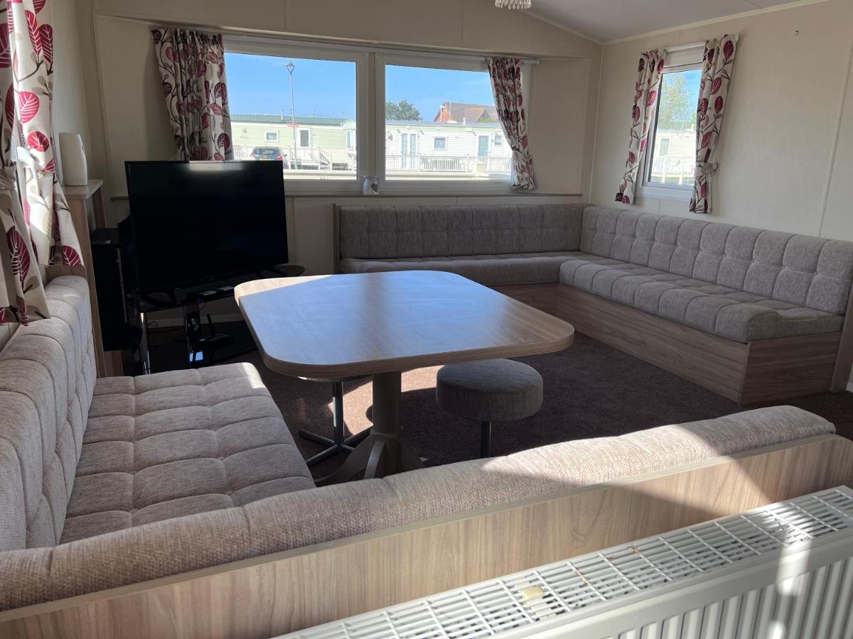 PG173 Golden Palm Resort 6 Berth Caravan With Decking - Housity