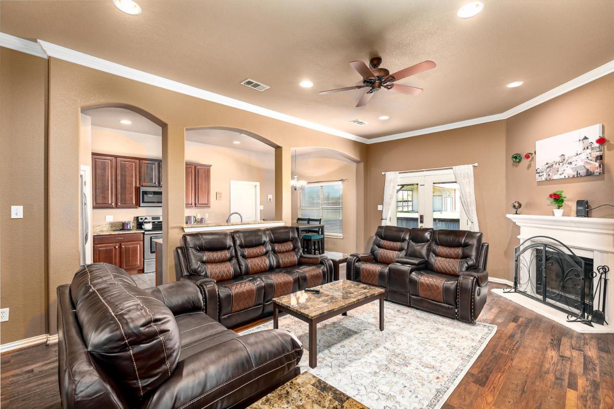 Perfect Stay in Ranch-like House w Huge Backyard! - Housity