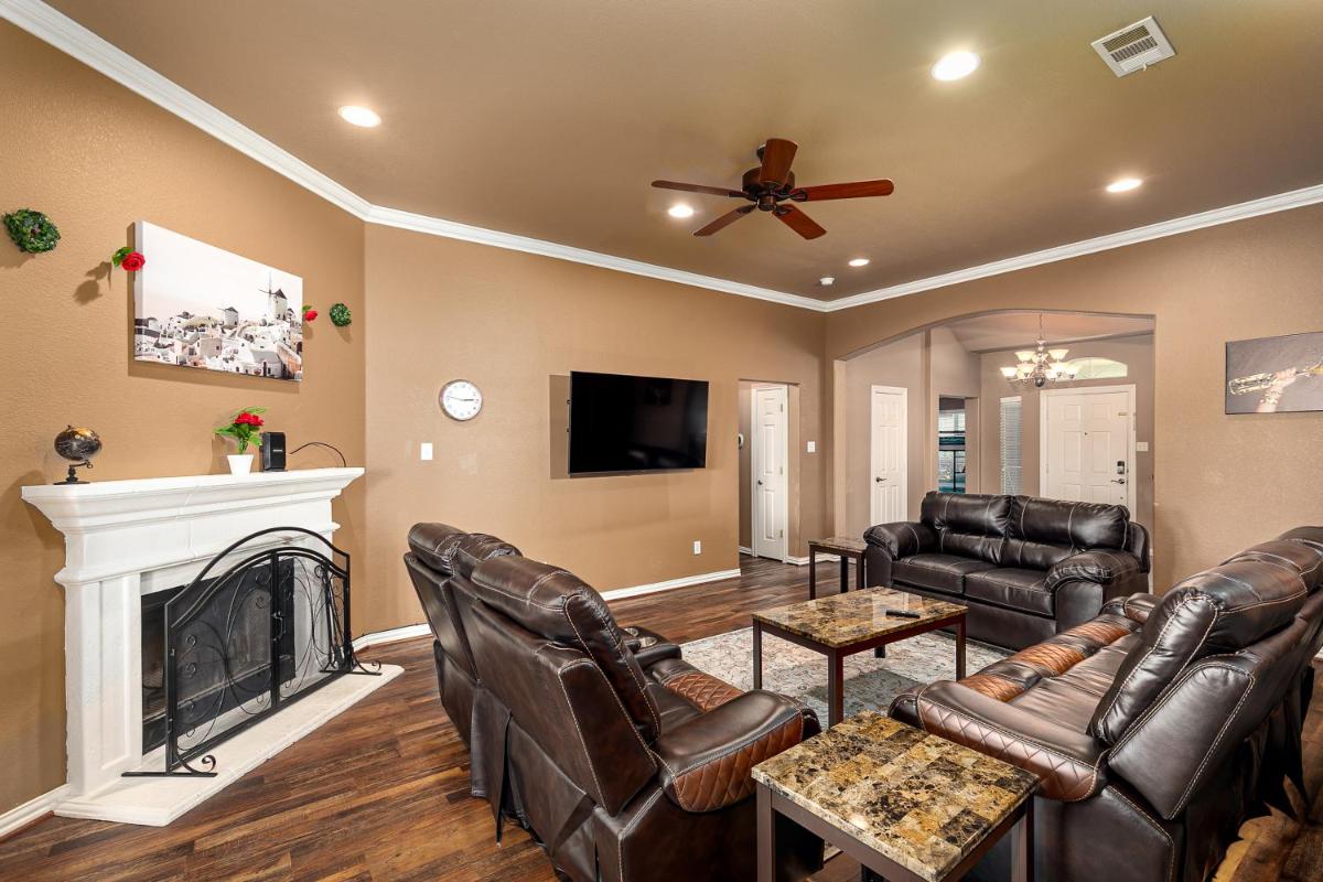 Perfect Stay in Ranch-like House w Huge Backyard! - Housity