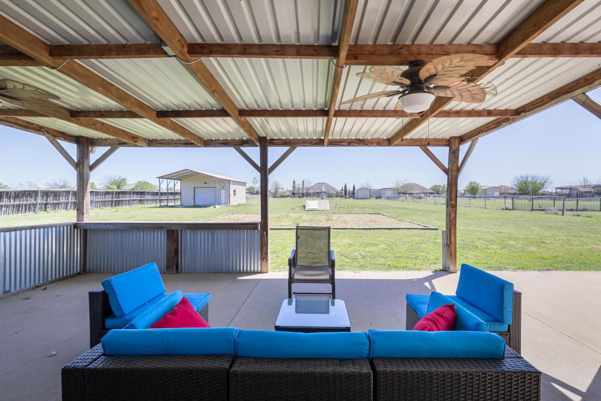 Perfect Stay in Ranch-like House w Huge Backyard! - Housity