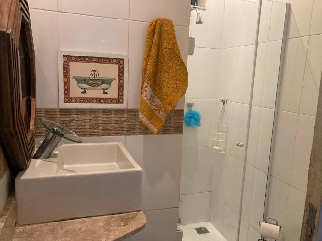 Em Copacabana apartamento mobiliado no posto 6 - Housity