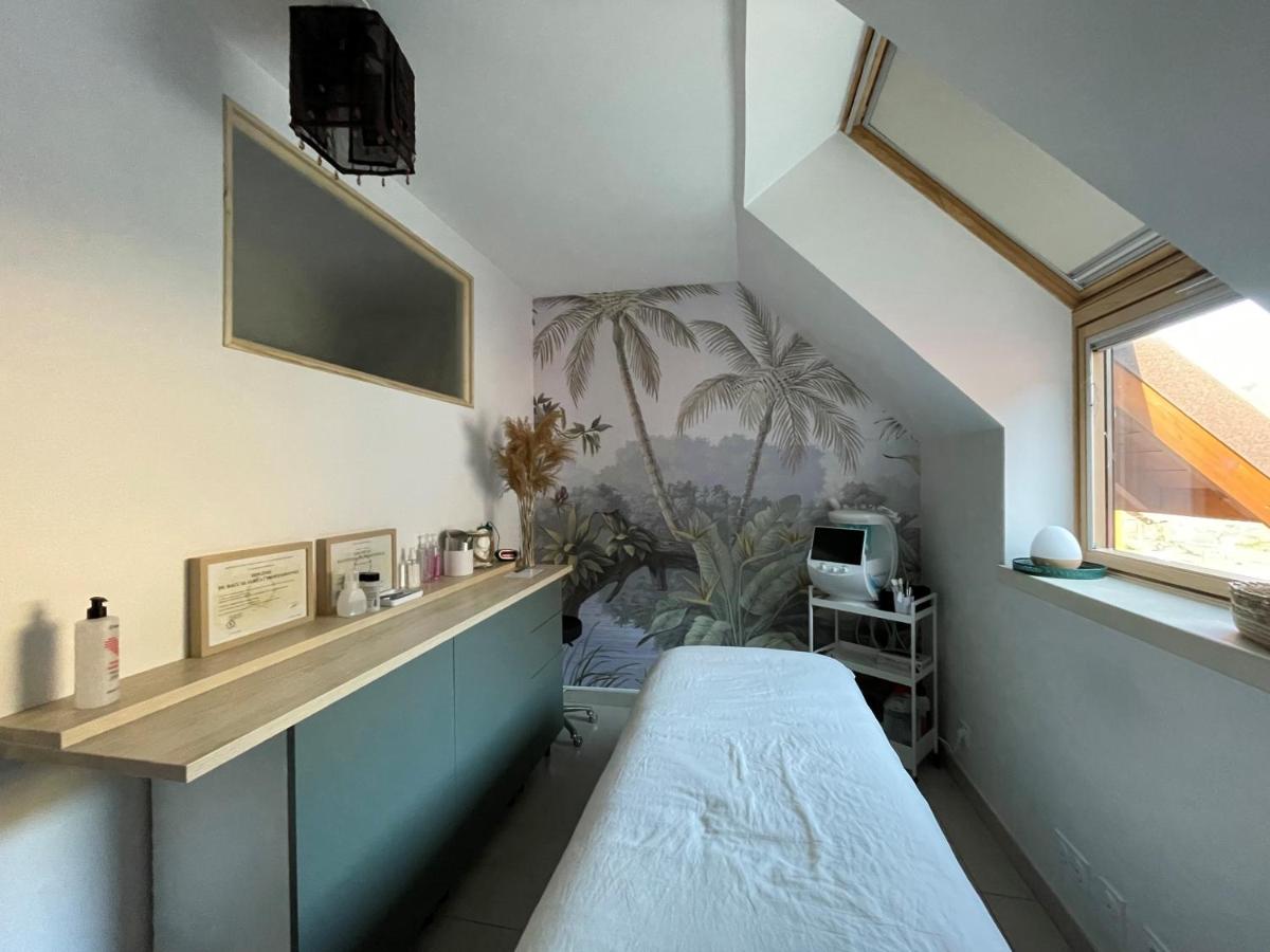 une chambre avec un lit, un bureau et une fenêtre dans l'établissement La Neyrette, à Saint-Disdier