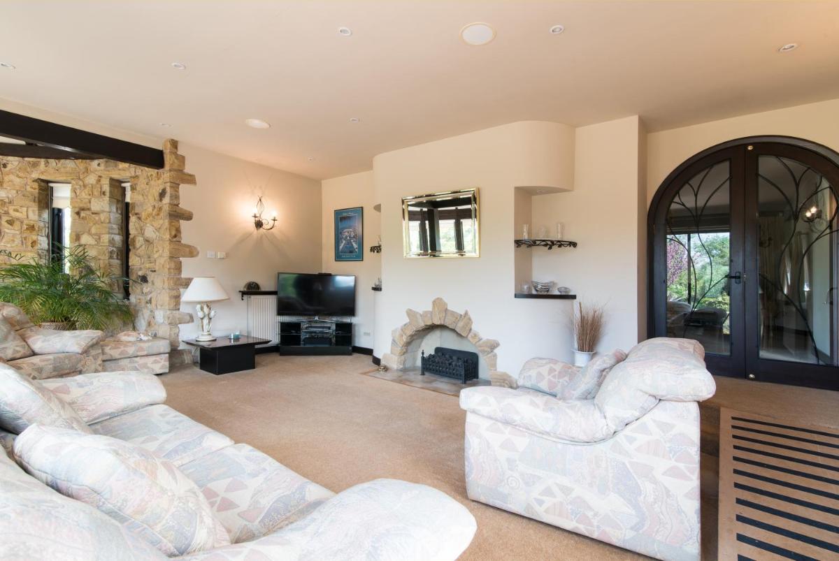 S'Algar - Picturesque and Charming 3Bedroom Villa in Woodborough - Housity