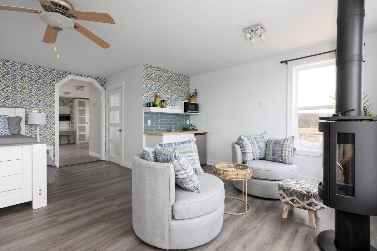 The Puffin Burrow/Luxury Suite with Salt water Hot tub - Housity