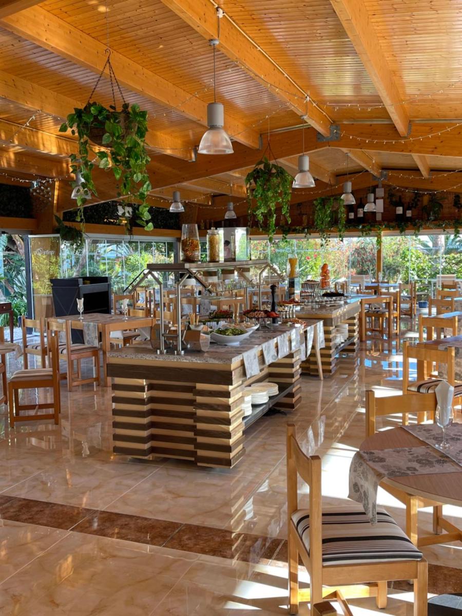 Um restaurante ou outro lugar para comer em Muthu Clube Praia da Oura