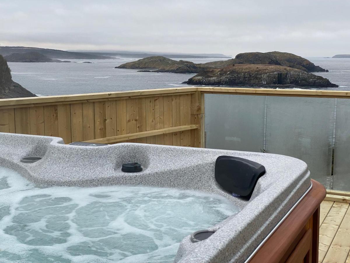 The Puffin Burrow/Luxury Suite with Salt water Hot tub - Housity