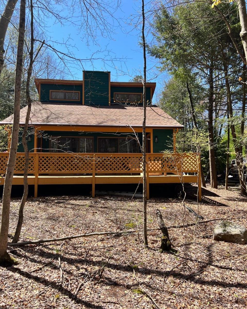 POCONOS 3br,2ba Lake Home w/ HOT TUB. Near Jack Frost Ski & Kalahari - Housity