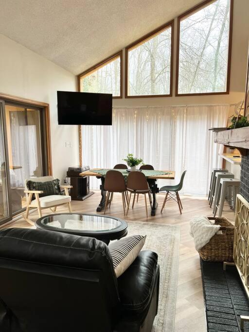 POCONOS 3br,2ba Lake Home w/ HOT TUB. Near Jack Frost Ski & Kalahari - Housity