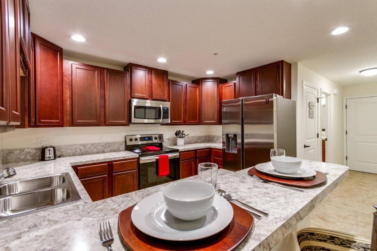 Oak Street #13 - Housity