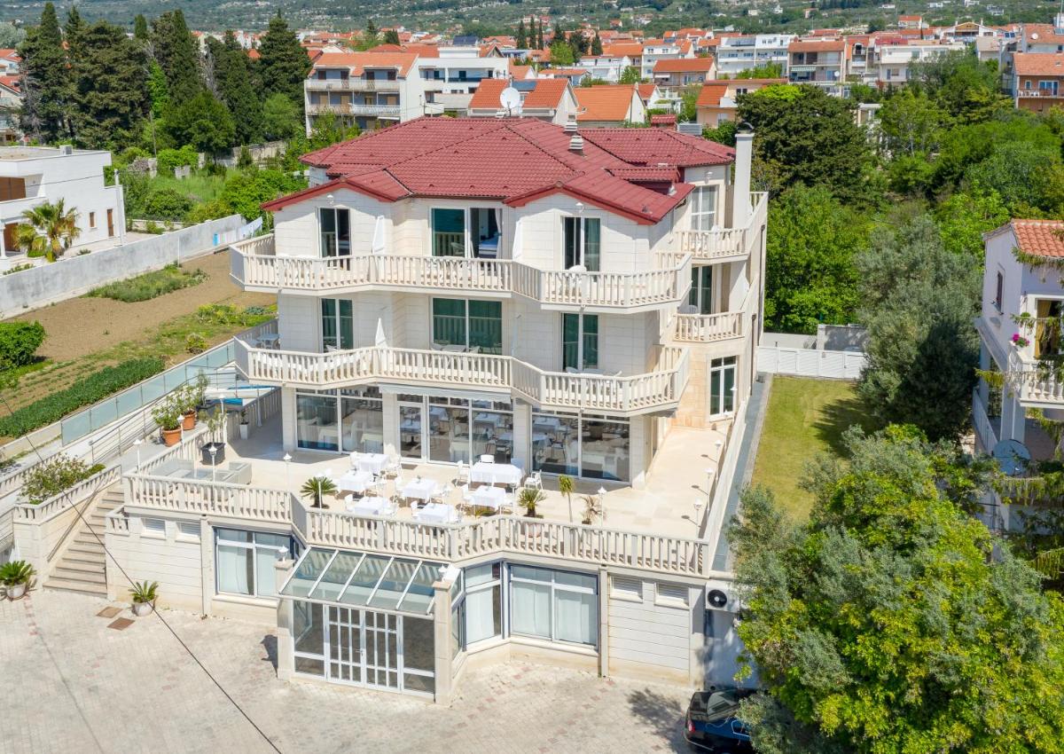 Hotel Riva Kaštela with swimming pool - Housity