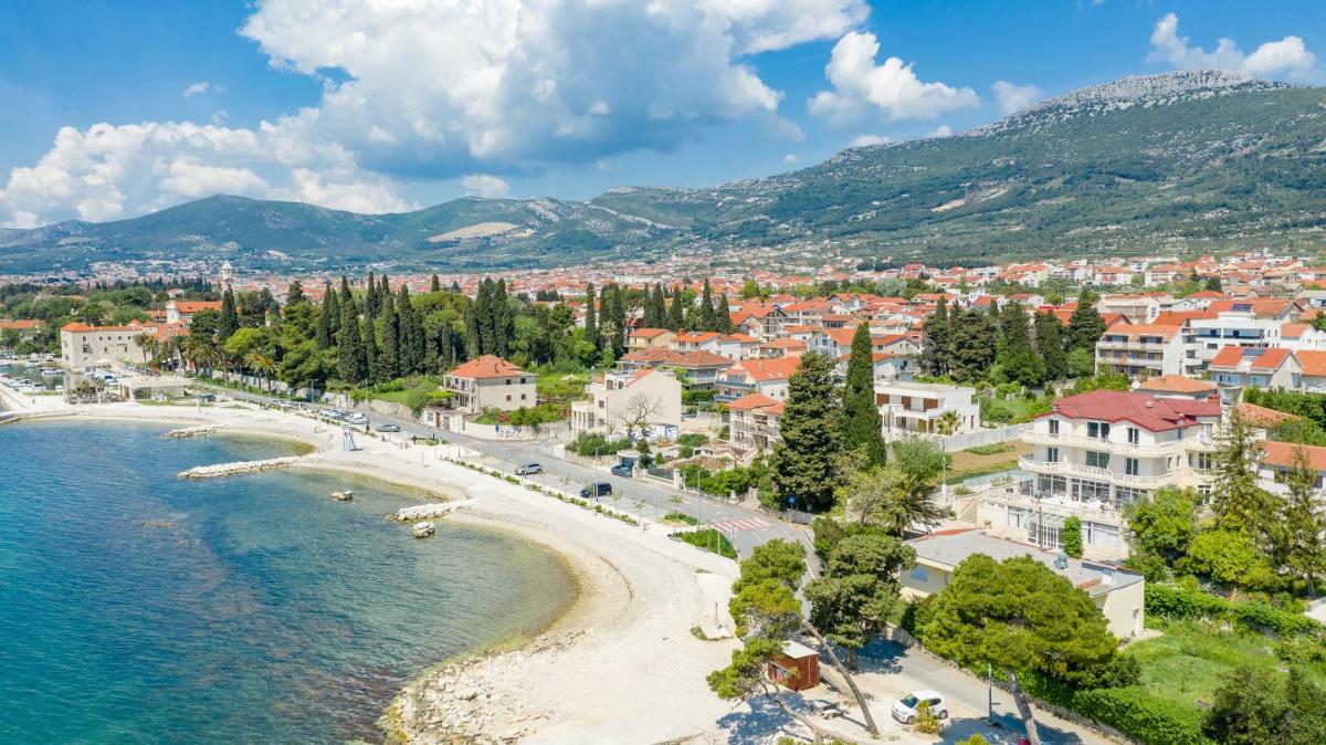 Hotel Riva Kaštela with swimming pool - Housity