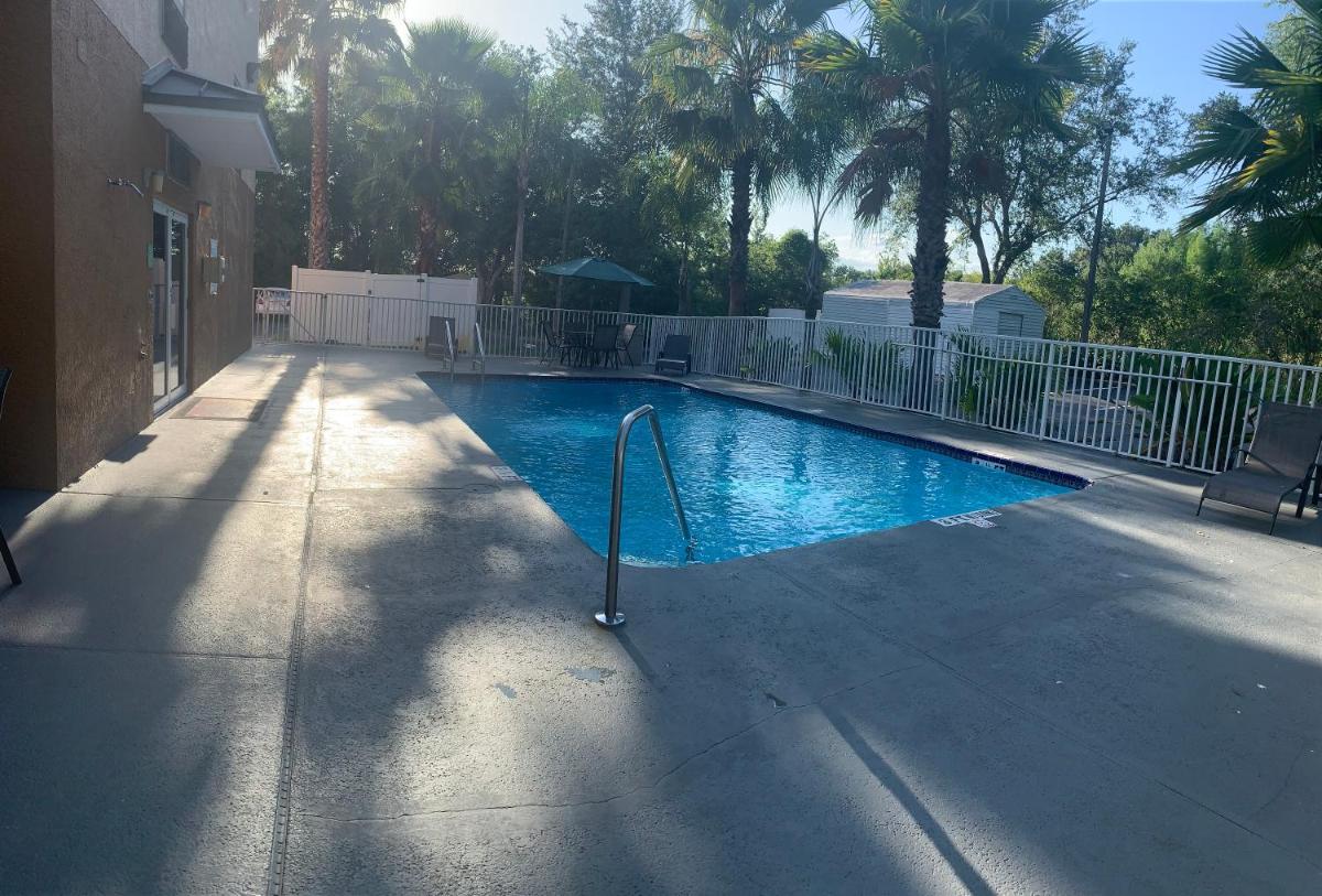 Econo Lodge Wesley Chapel I-75 - Housity