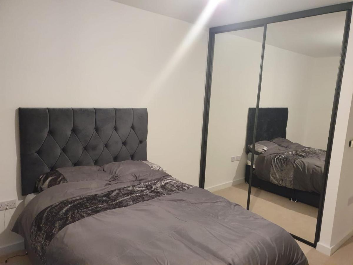 Stunning 1 bed apartment with a front yard terrace. - Housity