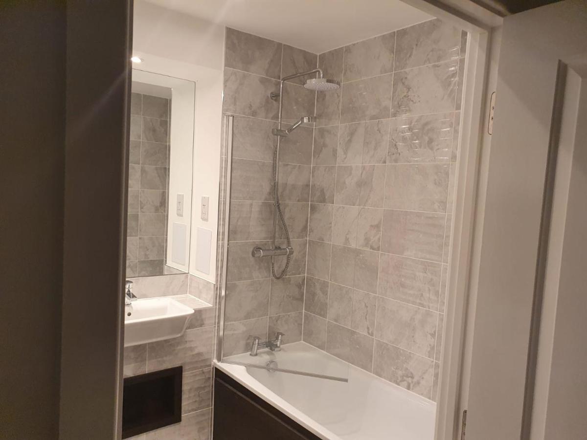 Stunning 1 bed apartment with a front yard terrace. - Housity