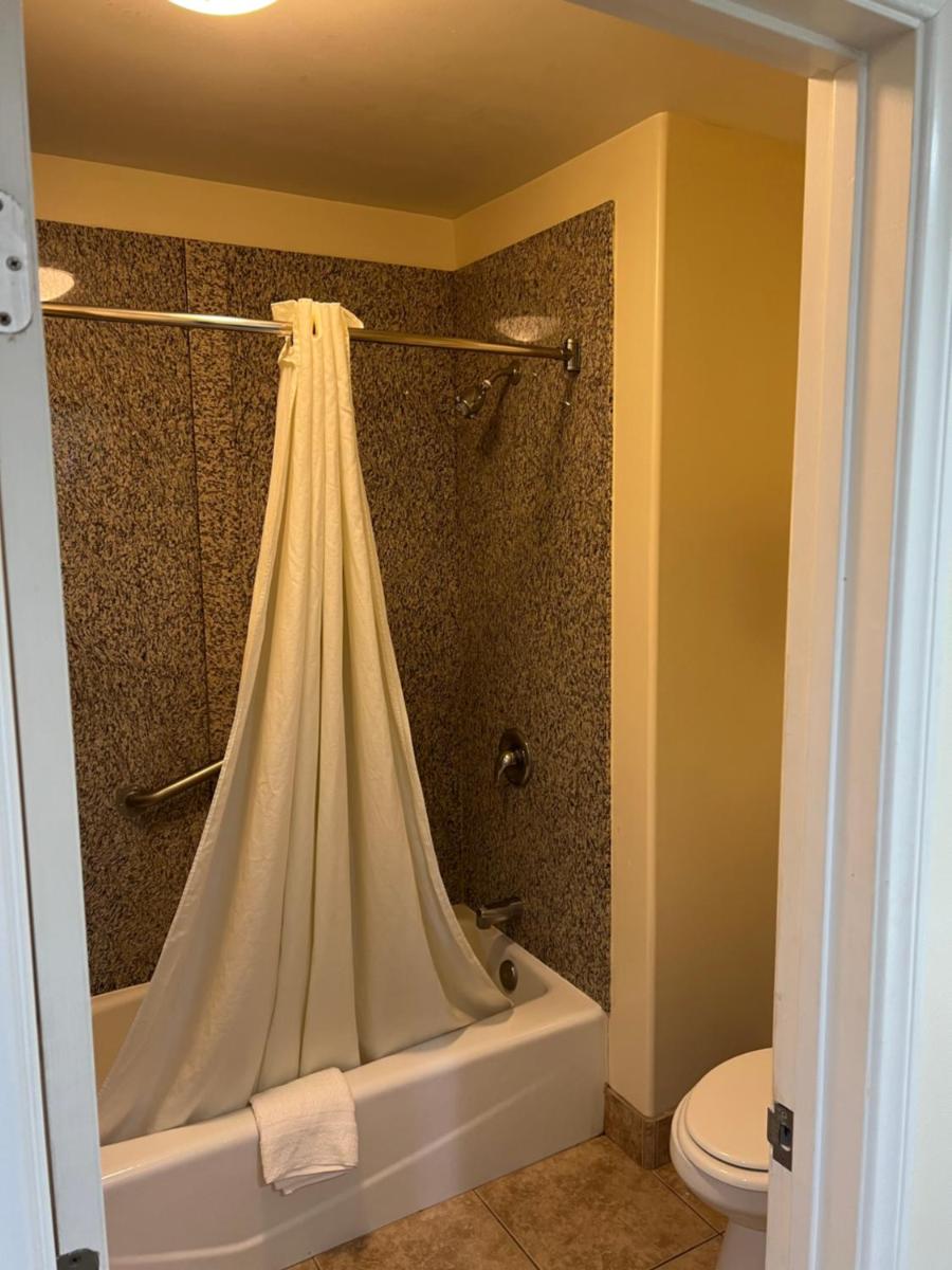 Travelodge by Wyndham Brea - Housity