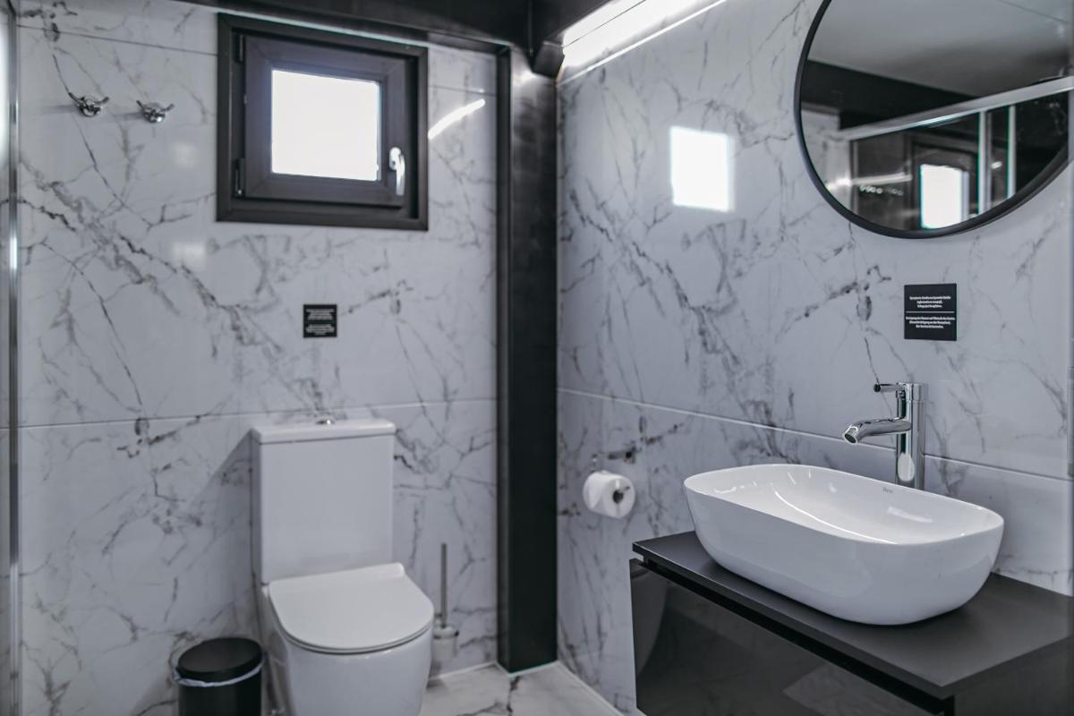 Domki na wodzie - Grand HT Houseboats - with sauna, jacuzzi and massage chair - Housity