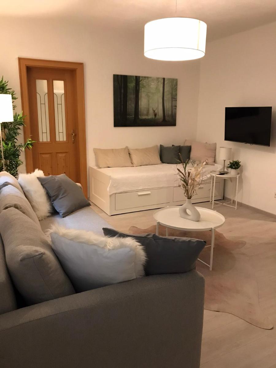 Jutta Deluxe Farmhouse - Housity