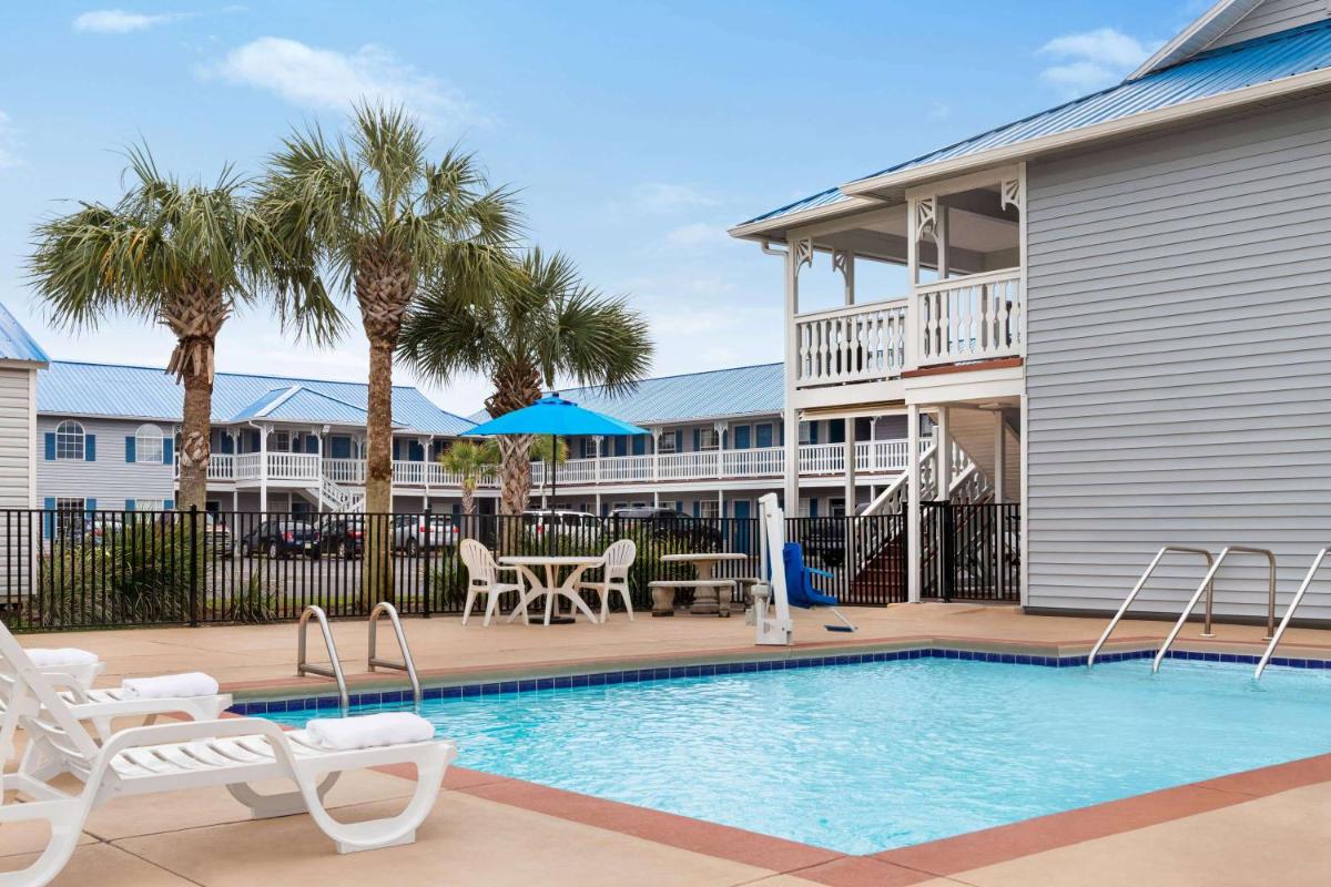 Super 8 by Wyndham Foley - Housity