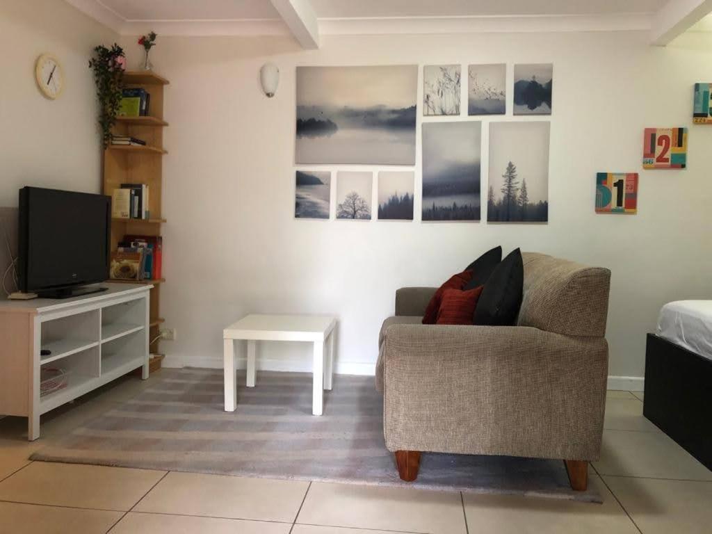 Frenchs Forest Studio Apartment - tranquil bush setting, pet friendly - Housity