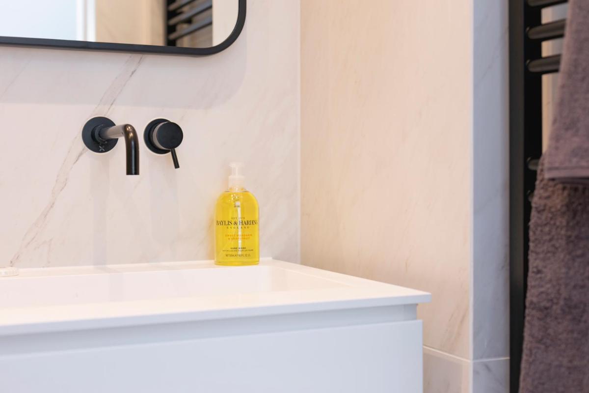 PenthouseStays Chelsea - Luxury King / Queen Bed Studios - near King's Road - Housity