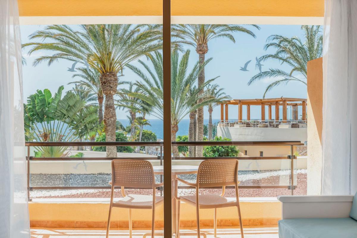 Un balcón o terraza de Iberostar Waves Playa Gaviotas All Inclusive