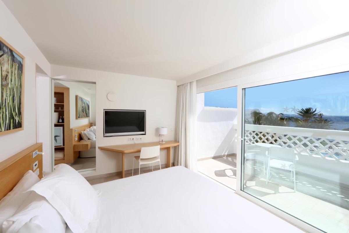 Una televisión o centro de entretenimiento en Iberostar Selection Lanzarote Park