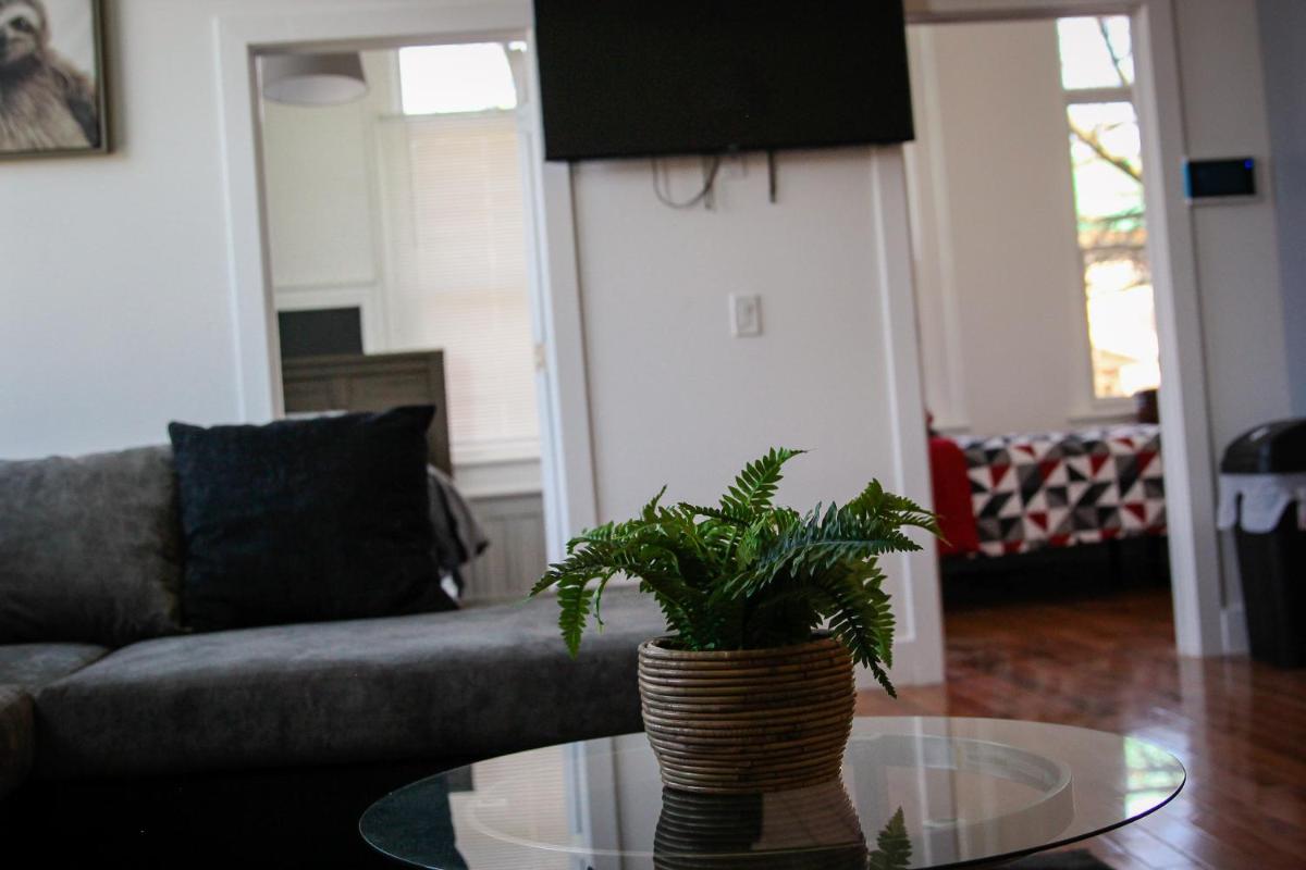 A Luxurious 5 star Location 2 QUEEN Bed’s TROY - Housity