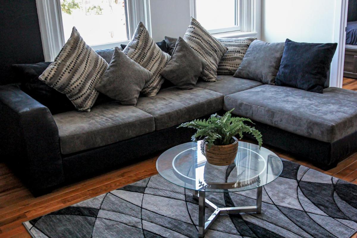A Luxurious 5 star Location 2 QUEEN Bed’s TROY - Housity