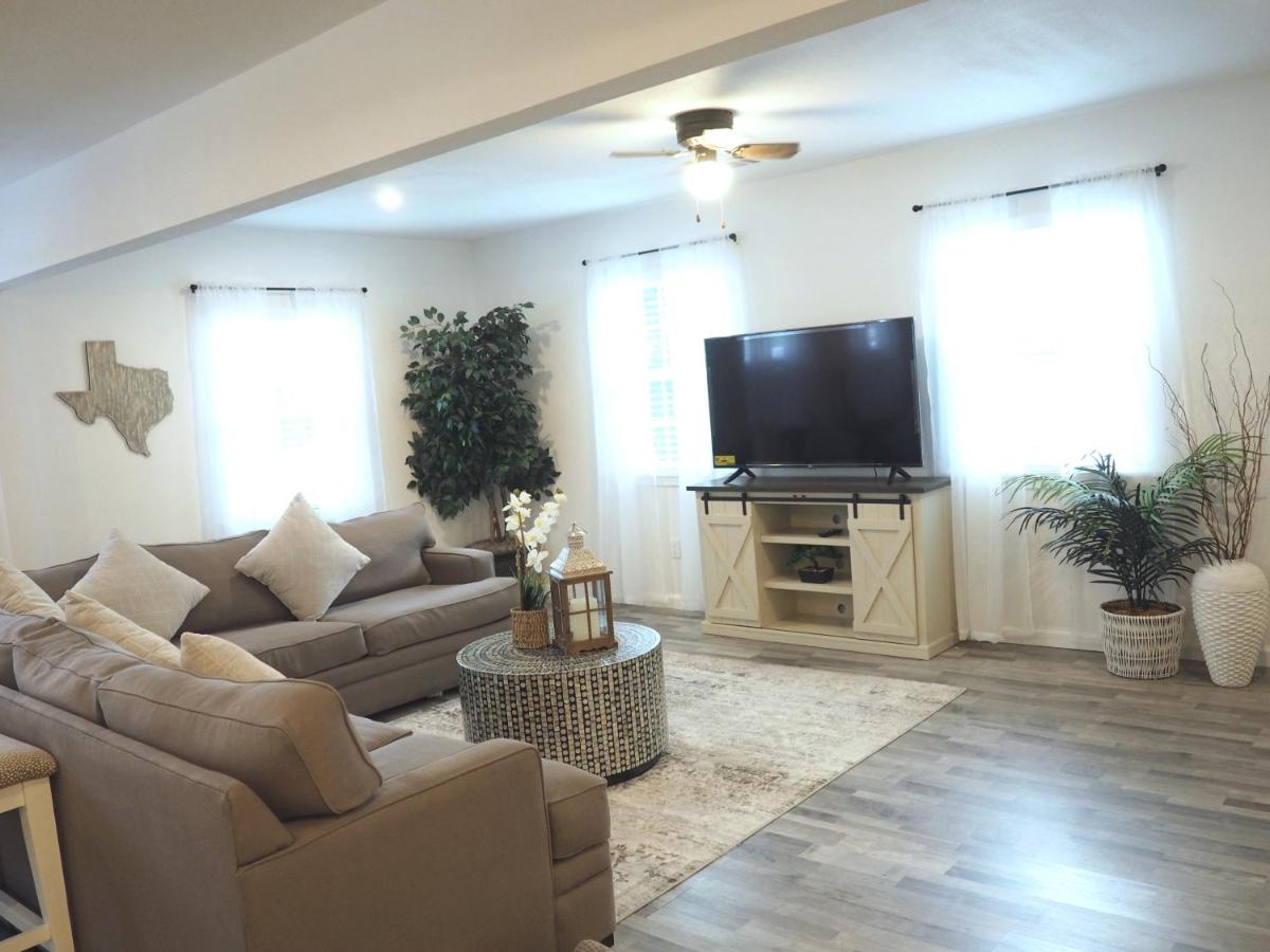 Newly Renovated, Modern 3 Bedroom 2 Bath Farmhouse in the City - Housity