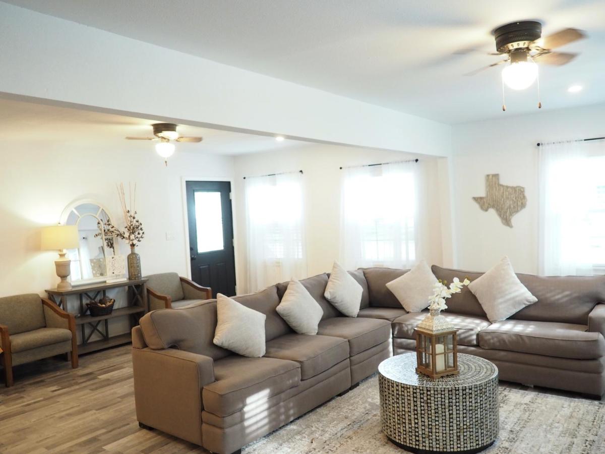 Newly Renovated, Modern 3 Bedroom 2 Bath Farmhouse in the City - Housity