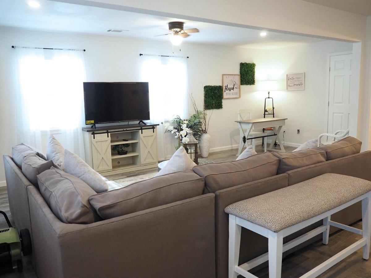 Newly Renovated, Modern 3 Bedroom 2 Bath Farmhouse in the City - Housity