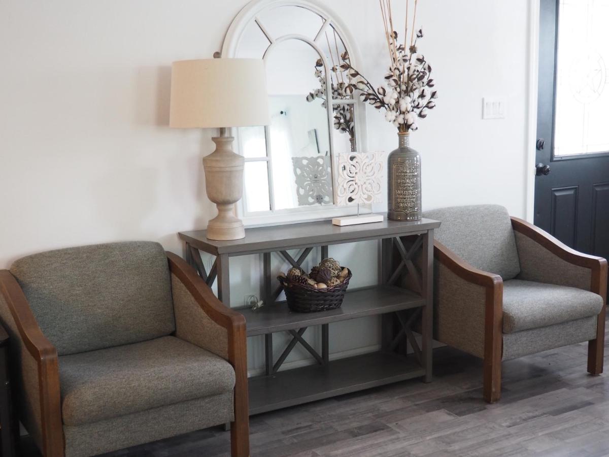 Newly Renovated, Modern 3 Bedroom 2 Bath Farmhouse in the City - Housity