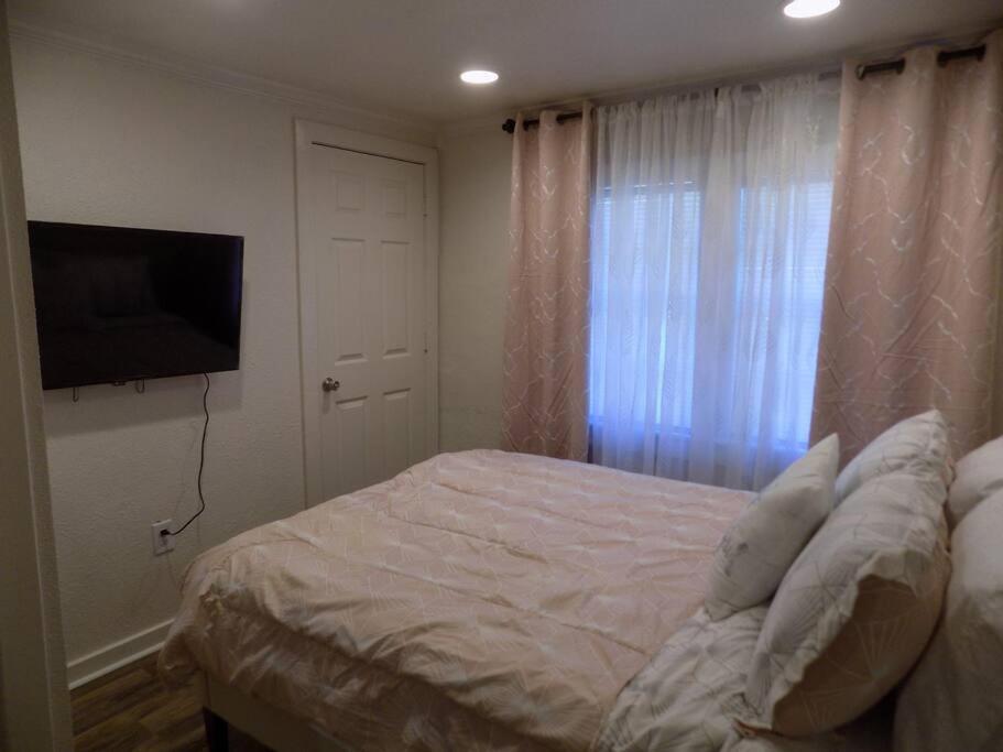 A Peaceful Midtown Cottage - Housity