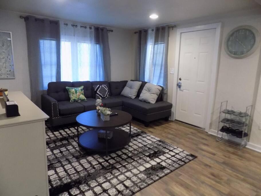 A Peaceful Midtown Cottage - Housity