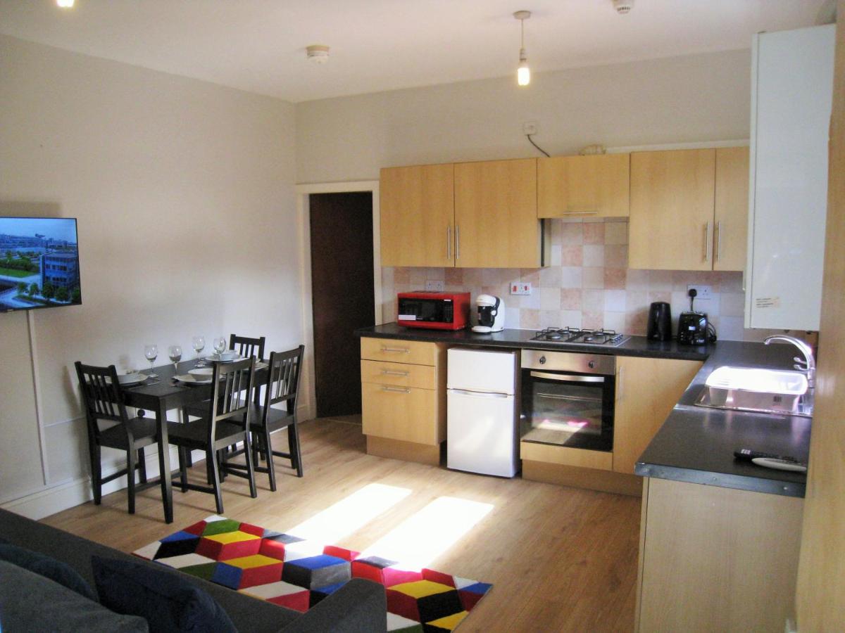 Swinb Apartment, with King Size Bed, Free WiFi and Free parking - Housity