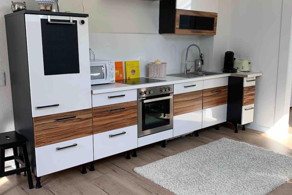welcome home, best price , fast wlan, Netflix, washing, drying, big tv, space, free parking, 4big rooms 100m2, nice smoking place outside come on, try out and visit us - Housity