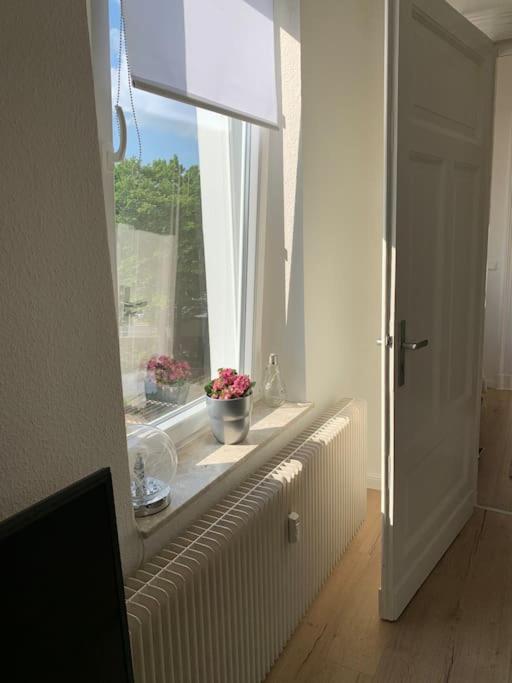welcome home, best price , fast wlan, Netflix, washing, drying, big tv, space, free parking, 4big rooms 100m2, nice smoking place outside come on, try out and visit us - Housity