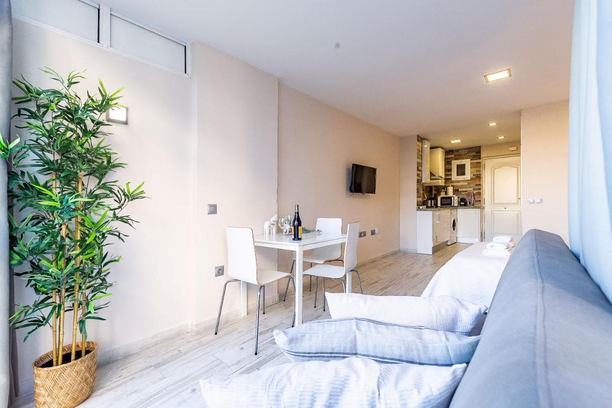 Suitetrails - Sun Coast Benalmádena -- Superb studio with 4 pools, gardens & breakfast